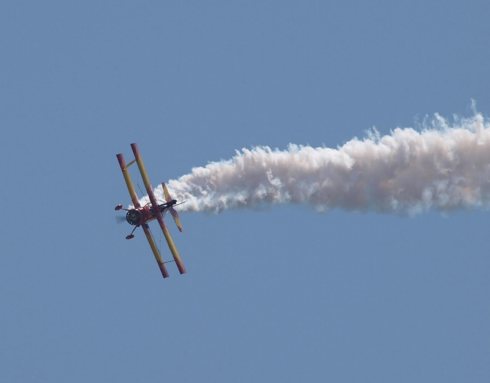 Fixed wing aircraft flying